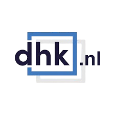 Een afbeelding van het DHK.nl logo. Het bestaat uit de tekst "dhk.nl" Waarvan het dhk gedeelte van de tekst in een vierkant zit met een blauwe rand. De rechtenkant van de d (kleine letter) loopt over in de linkerkant van de vierkant. de blauwe vierkant heeft een lichtgrijze schaduw, de schaduw staat rechtsonder, Beeld u in dat de zon van linksboven zou schijnen.